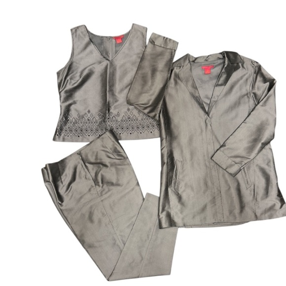 Sunny Leigh Silver EUC 3 Piece pantsuit, include pants, top and blazer, size 8.‎ - Picture 1 of 9